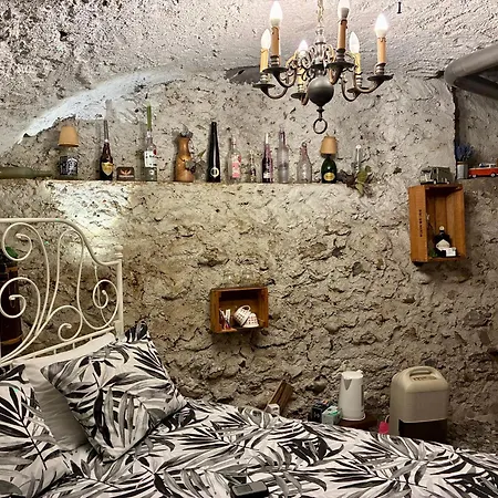 The Old Cellar No Shower! Penzion Locarno